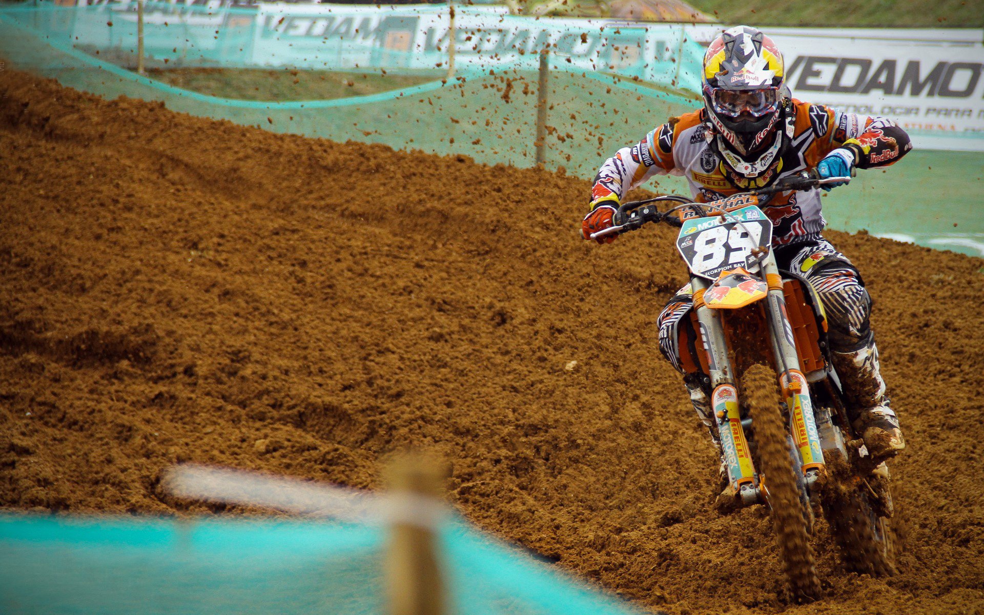 国际帆船赛激战正酣 顶尖选手逐浪争锋